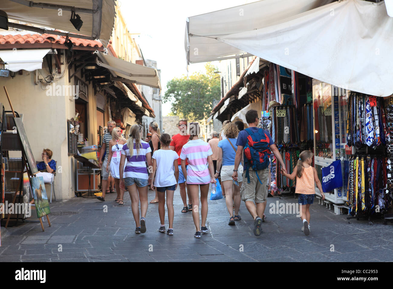 Famiglia passeggiando tra i negozi della città vecchia di Rodi città a Rodi in isole del Dodecaneso, in Grecia Foto Stock