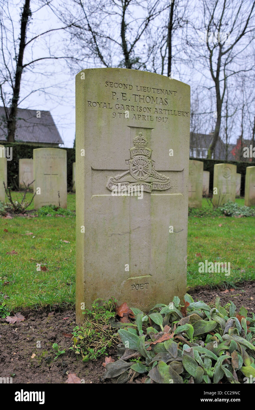 La tomba della Prima Guerra Mondiale il poeta Thomas Edward, in Agny Cimitero Militare, Francia Foto Stock