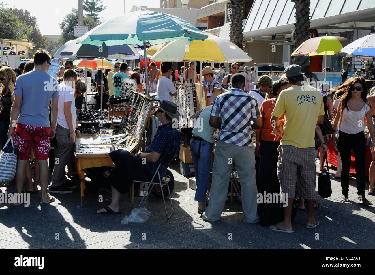 Turisti in un mercato di strada fuori Campbell Parade a Bondi Beach vicino Sydney, nuovo Galles del Sud, Australia Foto Stock