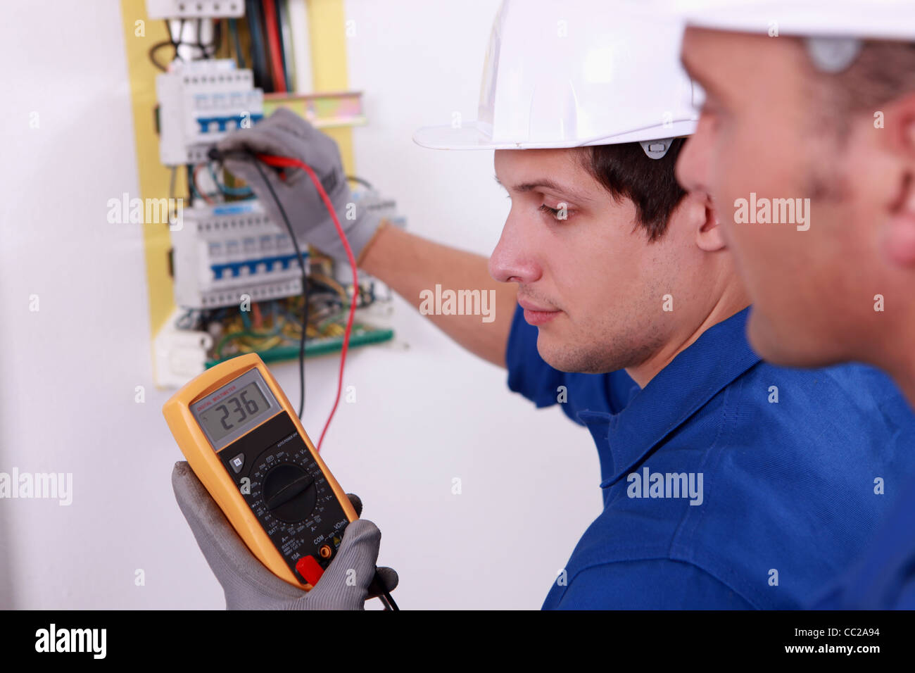 Due ingegneri tecnici controllo apparecchiature elettriche Foto Stock