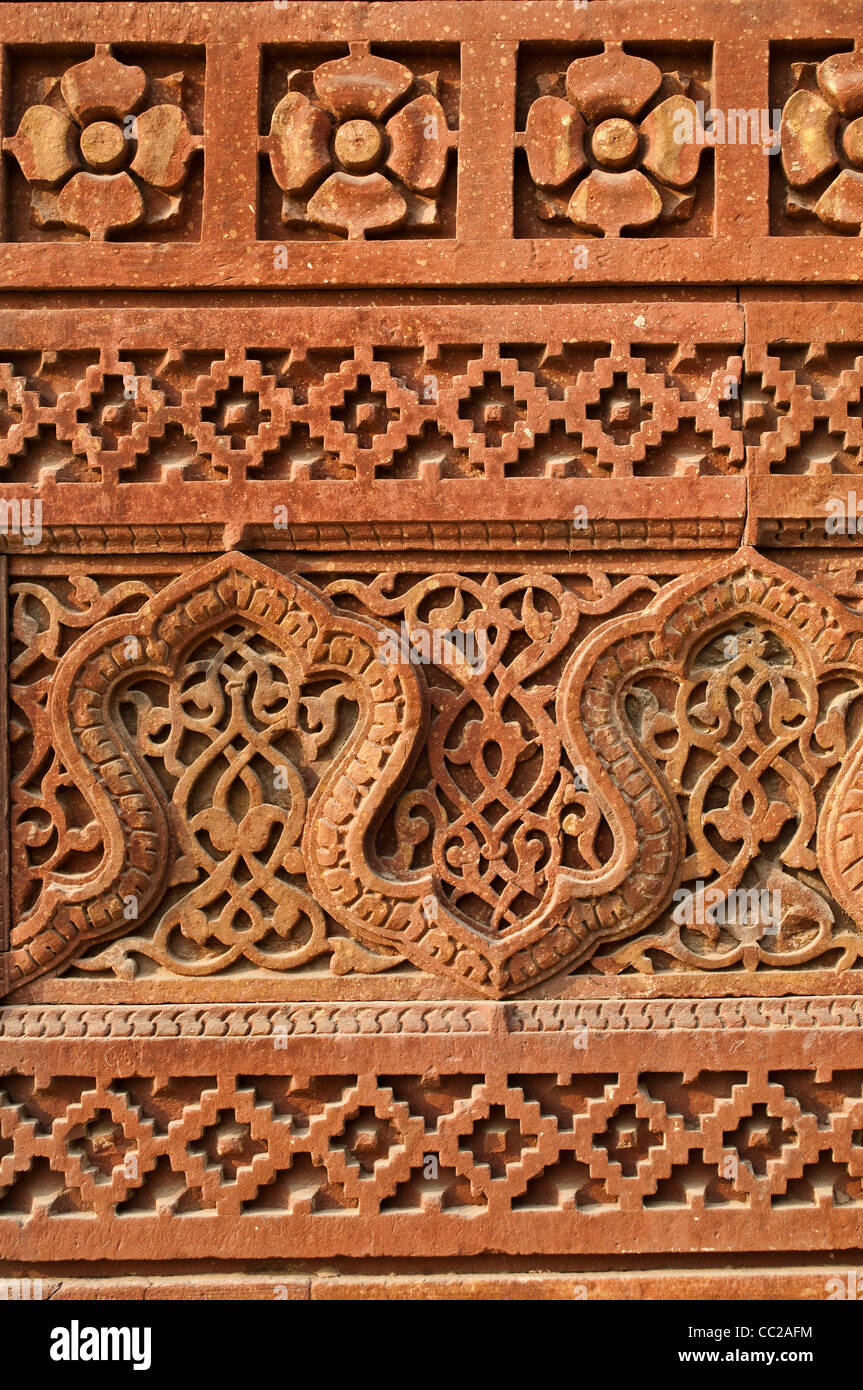 Sculture intricate dettaglio, Alai Darwaza, Qutb Minar complesso, New Delhi, India Foto Stock