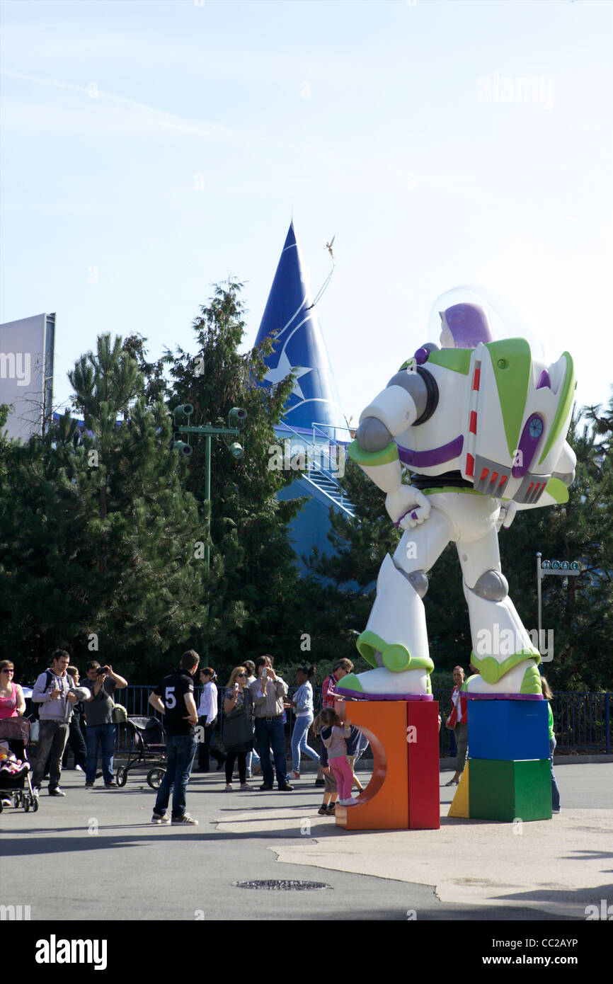 La statua della Disney, il personaggio di Buzz Lightyear a Disneyland Parigi, Francia. Foto Stock