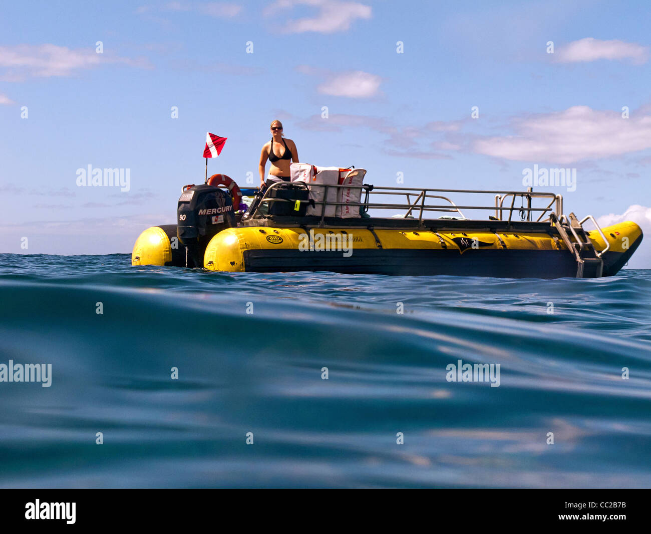 Donna guide skiff passeggeri da crociera yacht in Hawaii Foto Stock