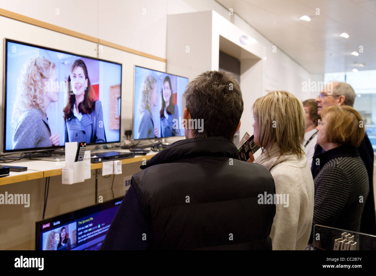 People shopping per televisori, John Lewis Store Cambridge Regno Unito Foto Stock
