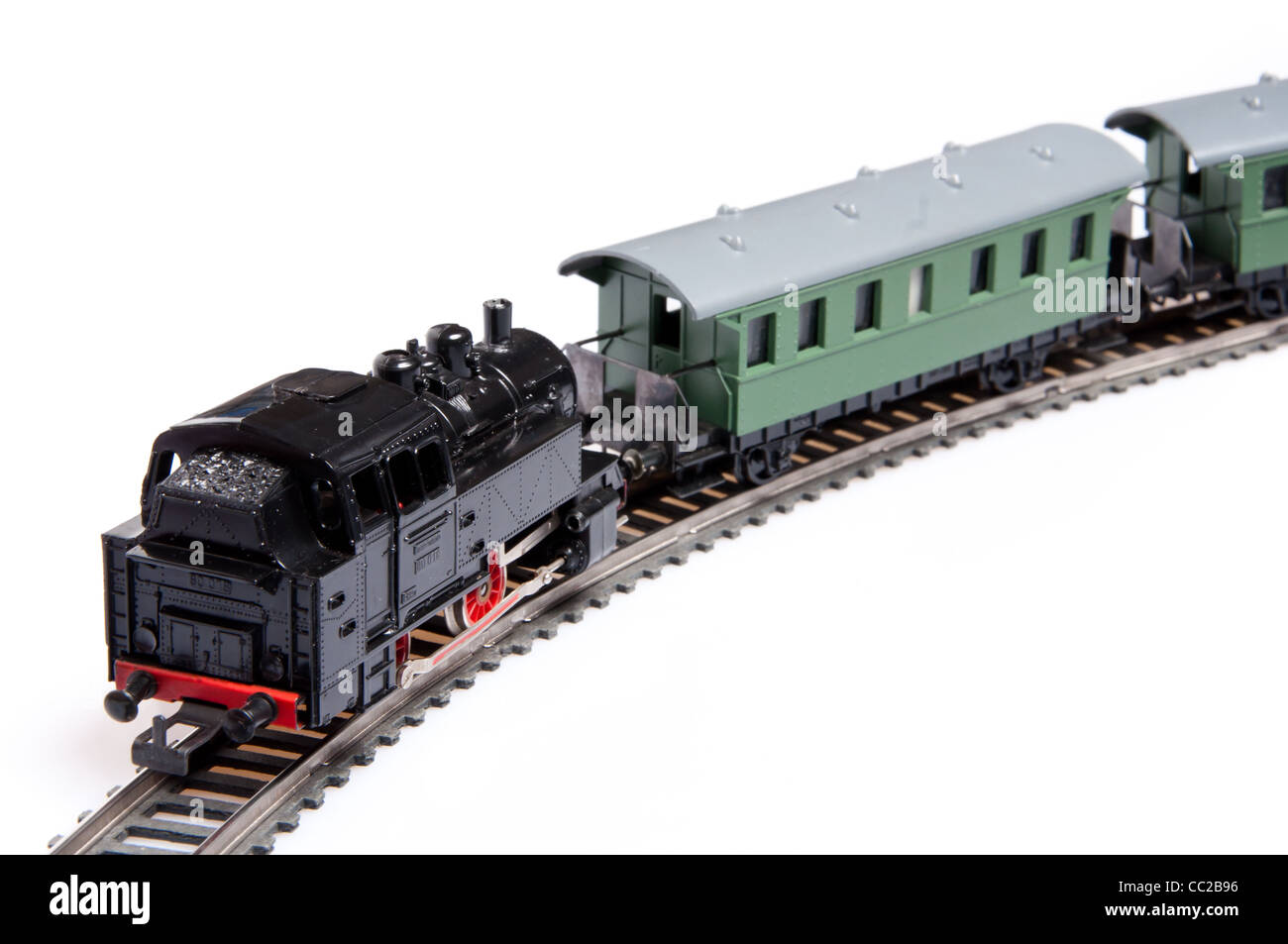 Toy treno a vapore premendo due carri isolati su sfondo bianco Foto Stock