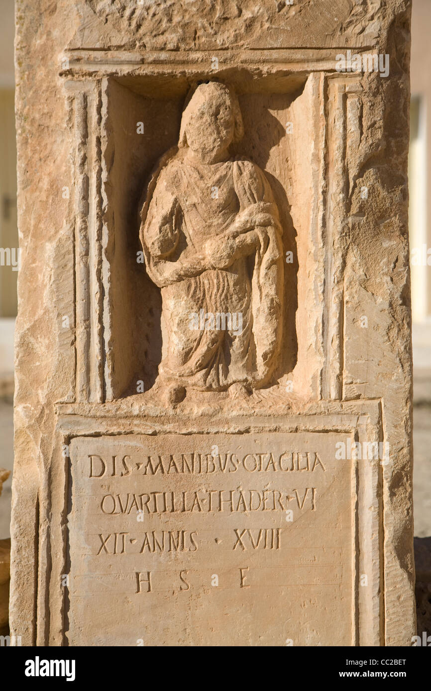 Statua romana ed iscrizione, Haidra, Tunisia. Foto Stock