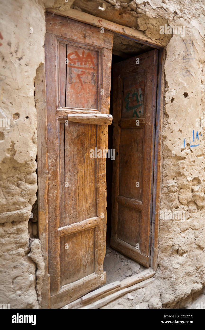 Porta nello storico villaggio di El-Qasr a Dakhla Oasis. Western Desert, Egitto Foto Stock