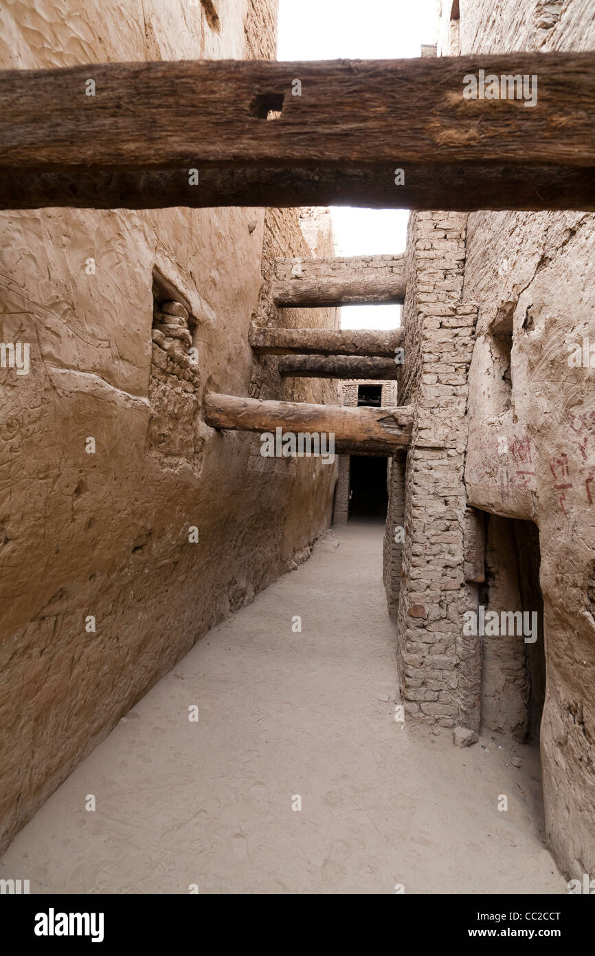 Vicolo nello storico villaggio di El-Qasr a Dakhla Oasis. Western Desert, Egitto Foto Stock