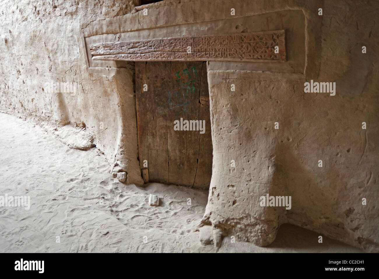 Intagliato islamica trave in legno presso il villaggio storico di El-Qasr a Dakhla Oasis. Western Desert, Egitto Foto Stock