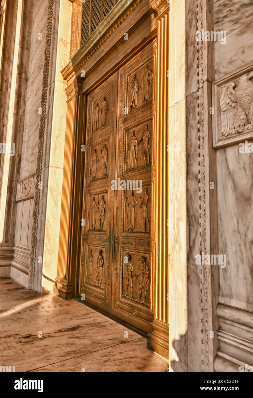 Nel tardo pomeriggio inverno il sole illumina le porte anteriori della corte suprema di Washington Foto Stock