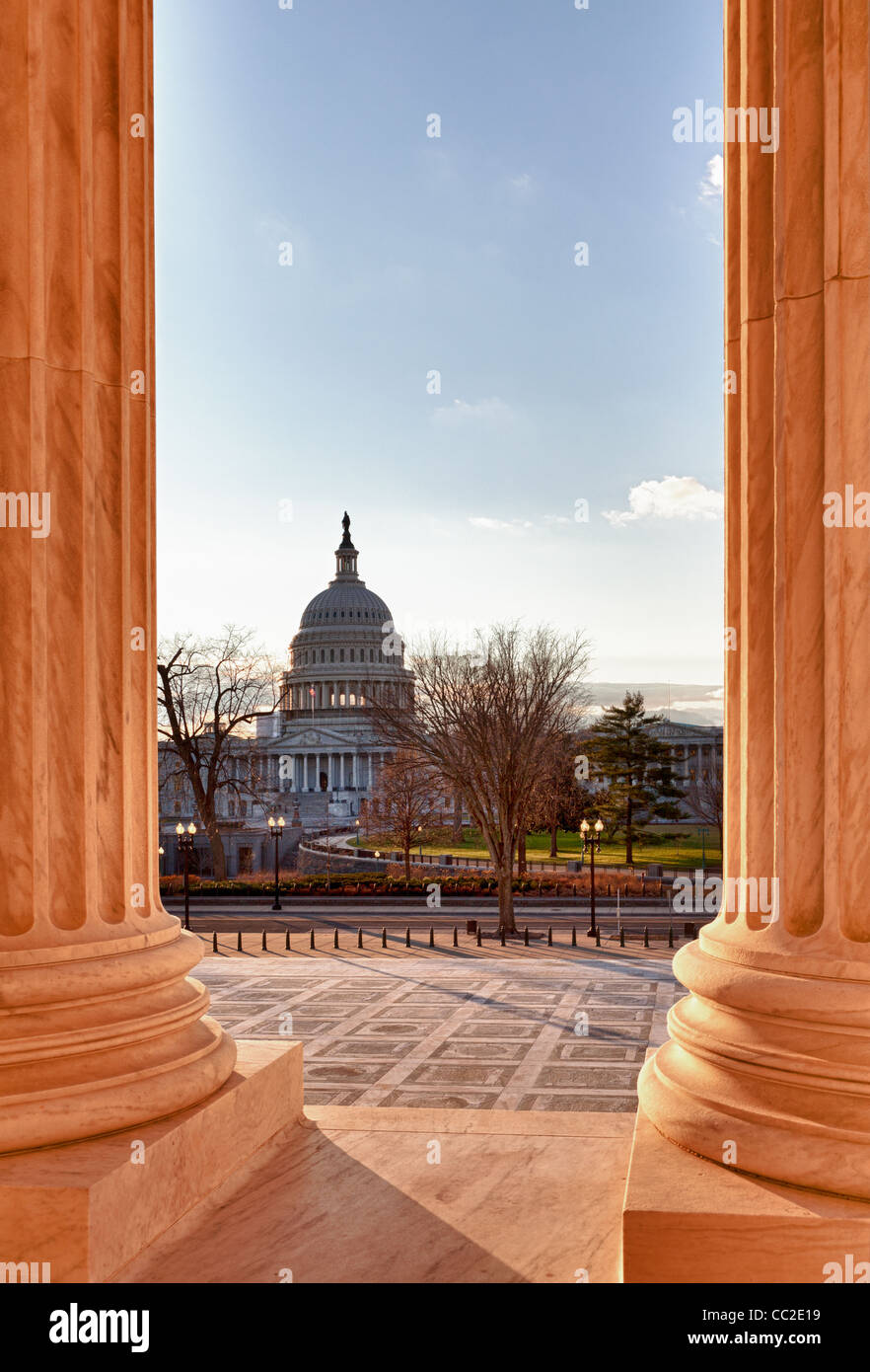 Corte suprema degli Stati Uniti in Washington DC in inverno con una vista del Campidoglio Foto Stock