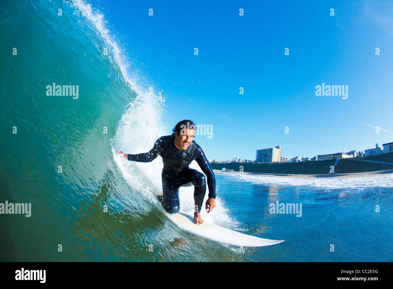 Surfer il blu oceano onda Foto Stock