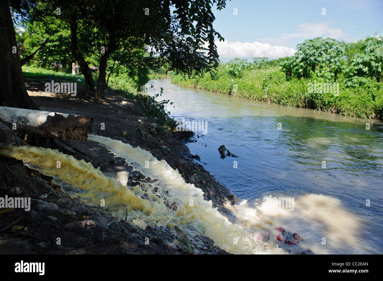 Effluente da uno snack producendo la fabbrica è sboccato direttamente in un fiume in San Pedro Sula accanto a una scarsa barrio Foto Stock