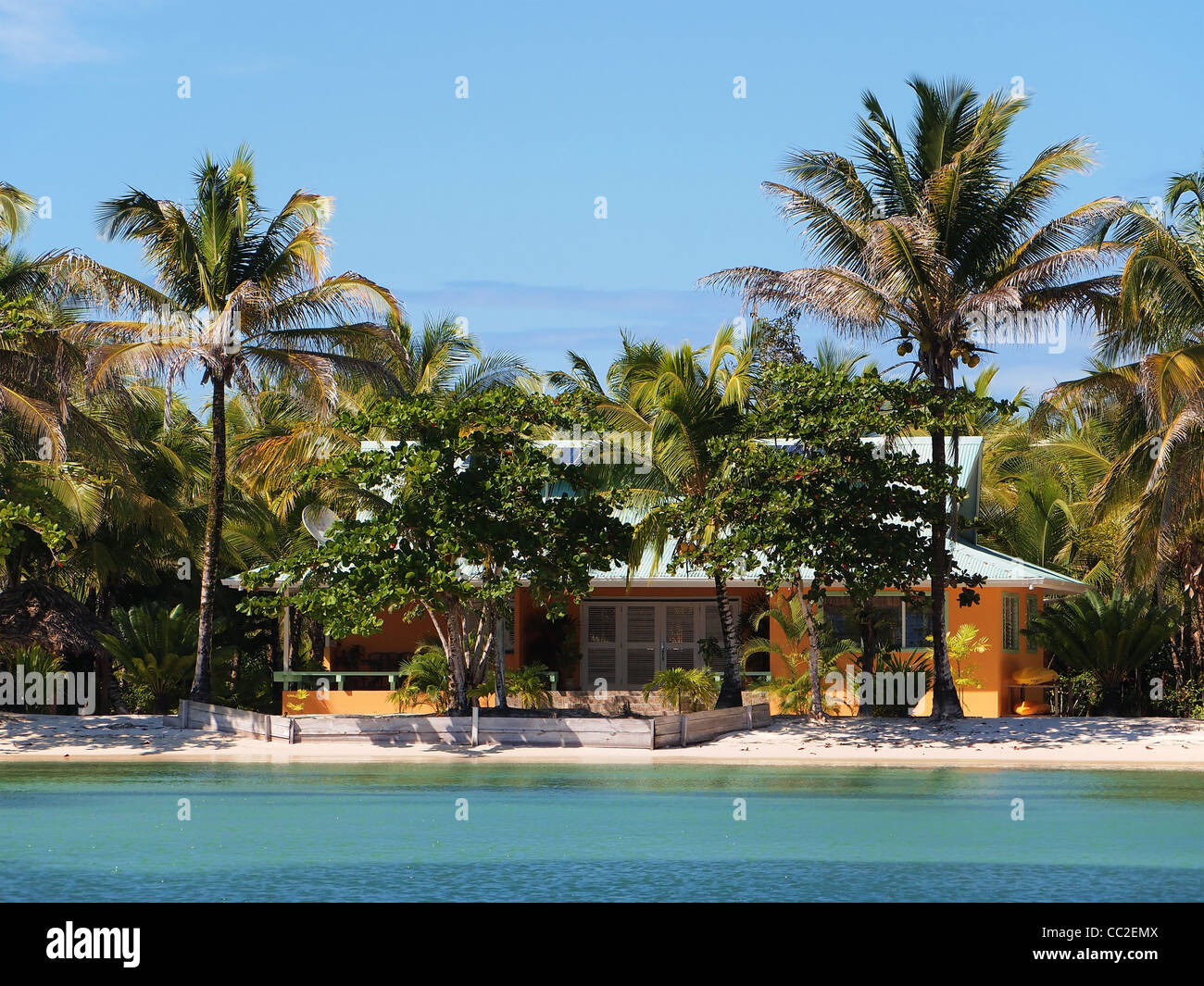 Casa sulla spiaggia con alberi di noci di cocco, America centrale e di Panama Foto Stock