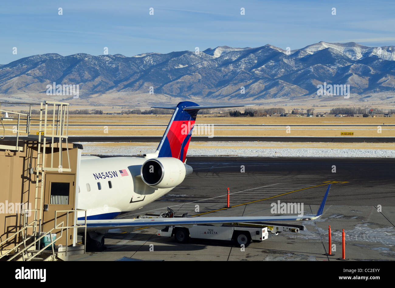 Aereo di linea parcheggiato presso il terminale, montagne come back drop. Stati Uniti d'America. Foto Stock