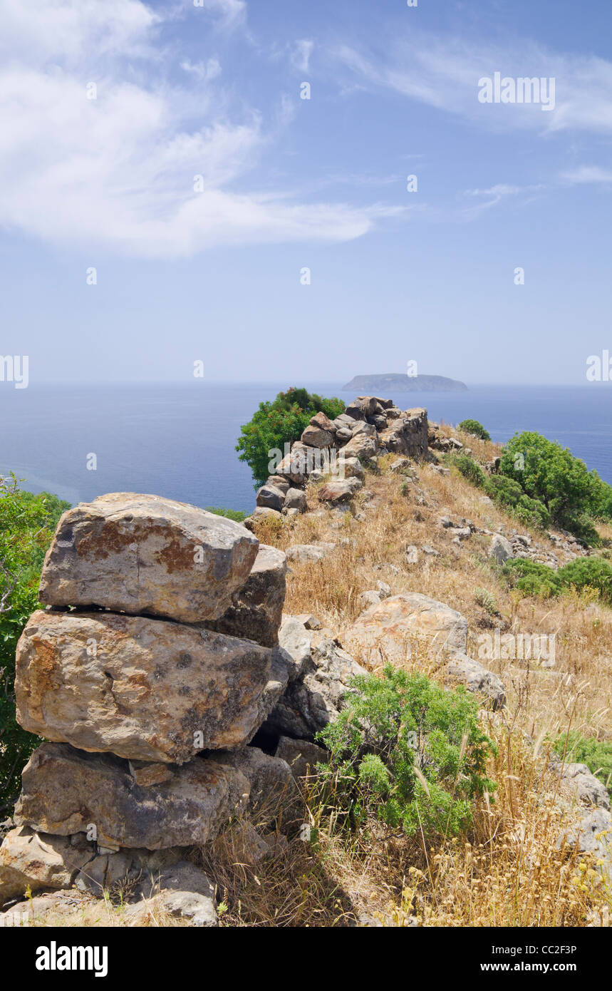 Il vecchio muro di Kastro rovine, isola di Nissiros, Dodecaneso, Grecia Foto Stock
