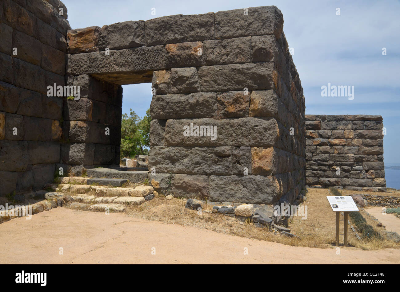 Il vecchio muro di Kastro, Nissiros, Dodecaneso, Grecia Foto Stock