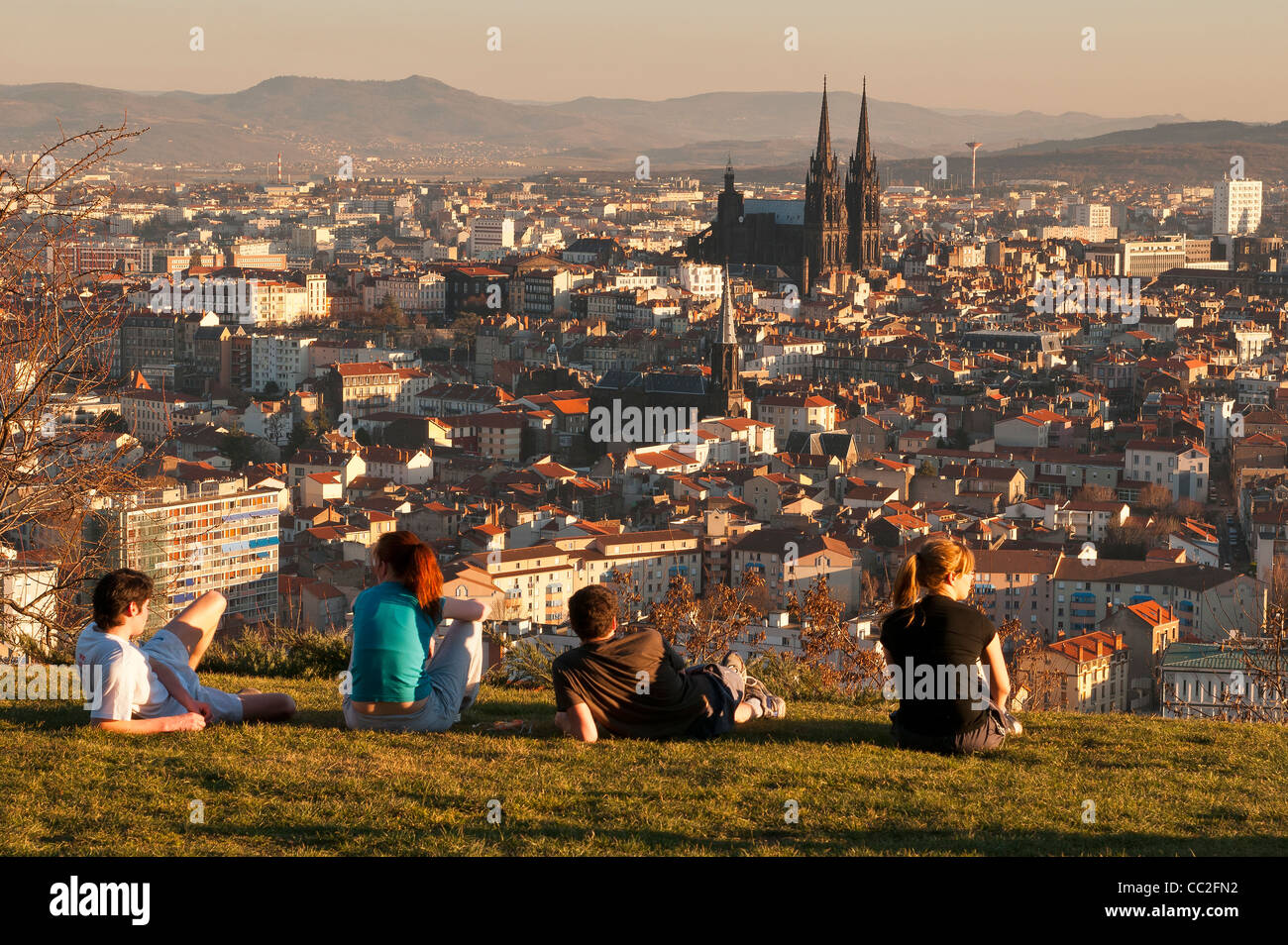 Vista di Clermont-Ferrand ( 63000), con St-Eutrope chiesa e la Cattedrale di N-D de l'Assomption. Foto Stock