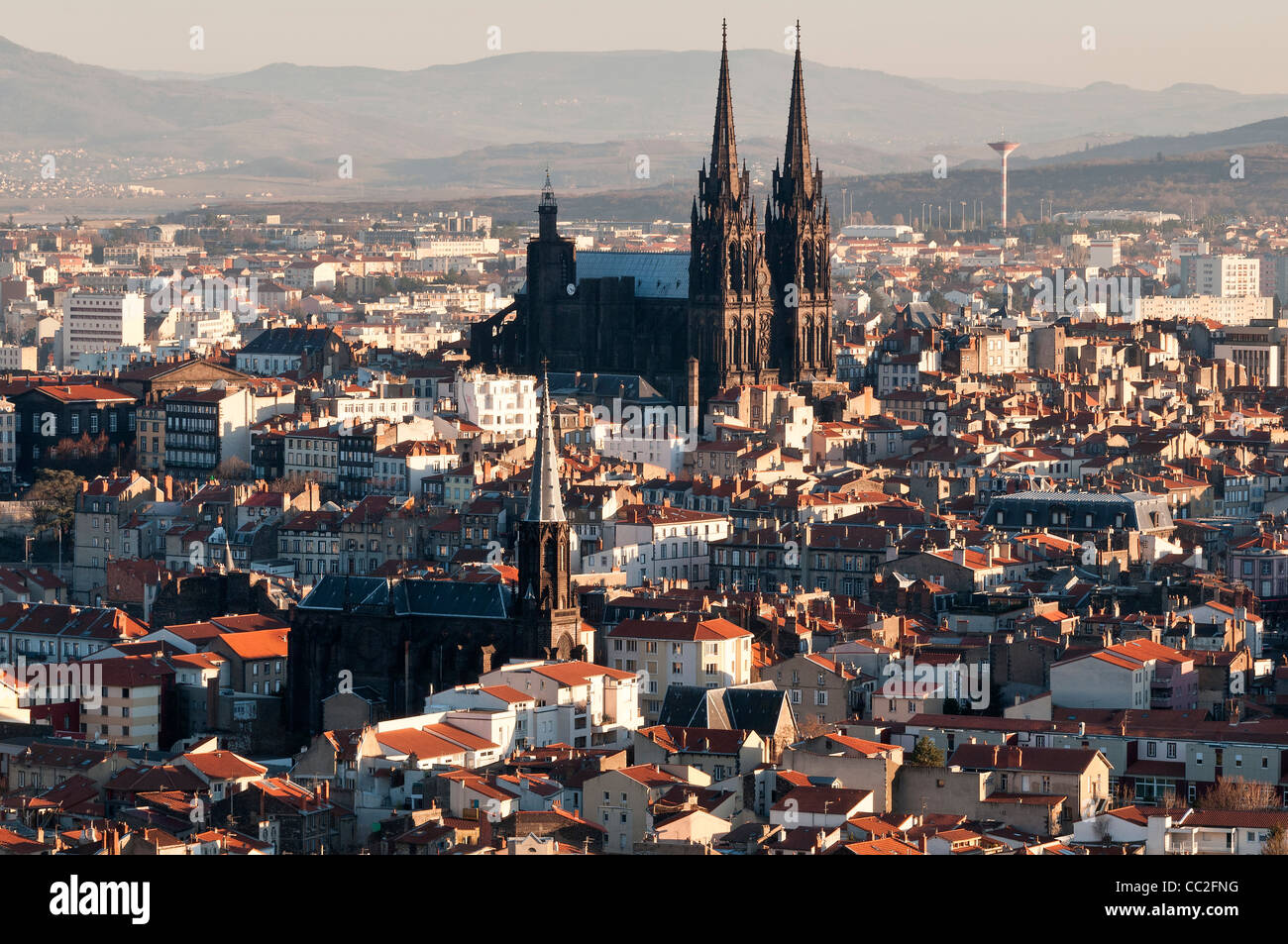 Vista di Clermont-Ferrand ( 63000), con St-Eutrope chiesa e la Cattedrale di N-D de l'Assomption. Foto Stock