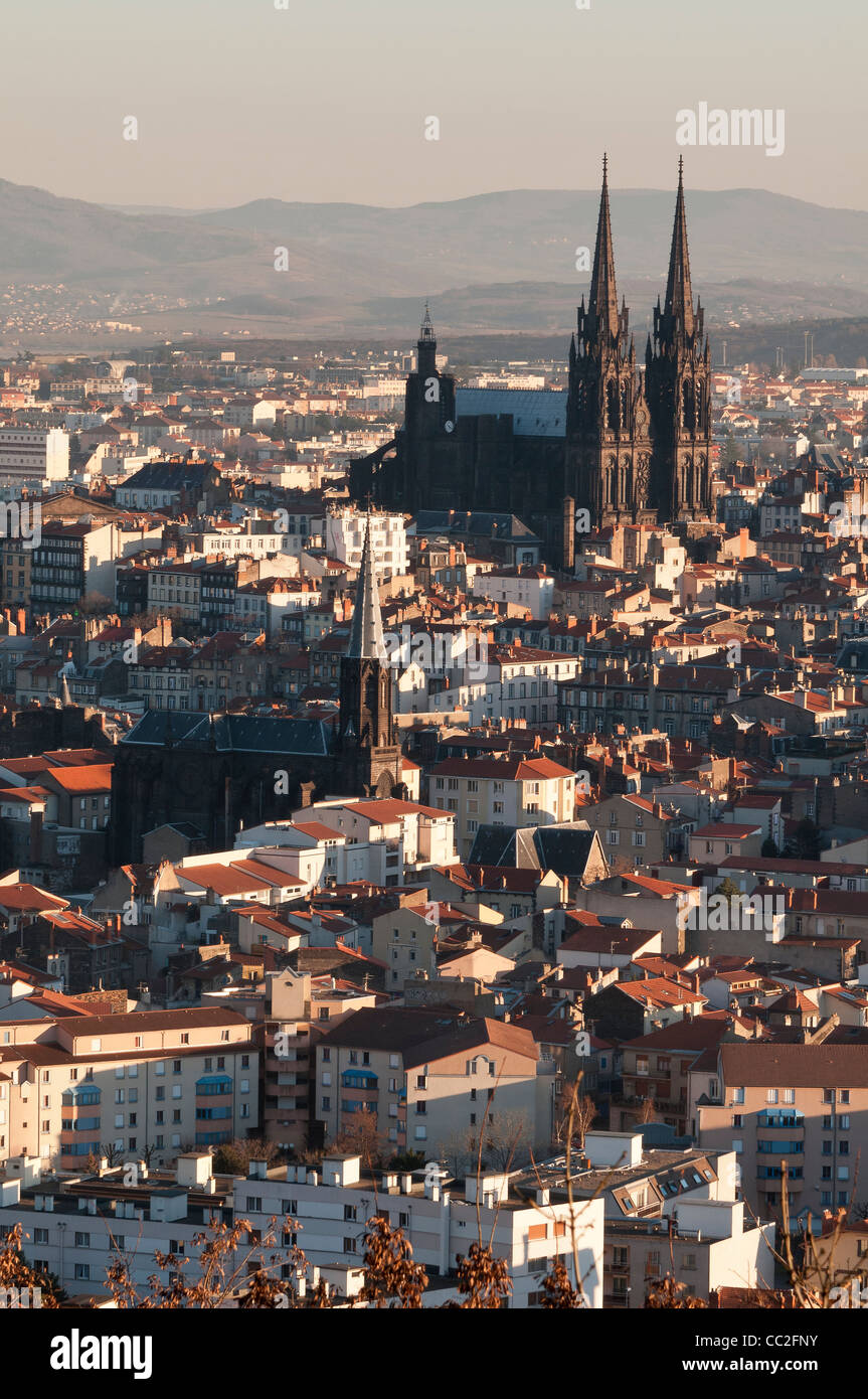 Vista di Clermont-Ferrand ( 63000), con St-Eutrope chiesa e la Cattedrale di N-D de l'Assomption. Foto Stock