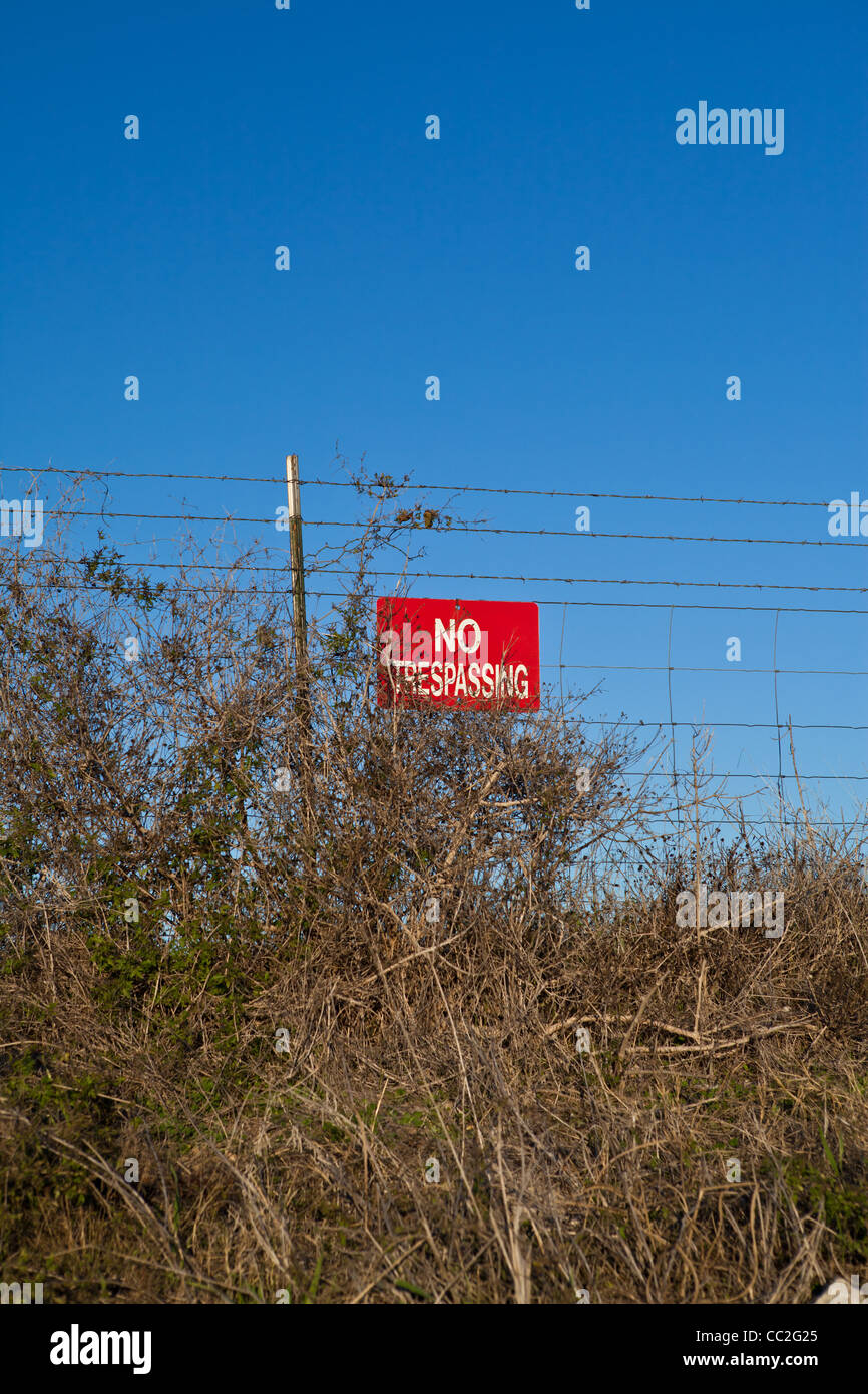 Barbwire recinto con nessun segno di intrusione Foto Stock