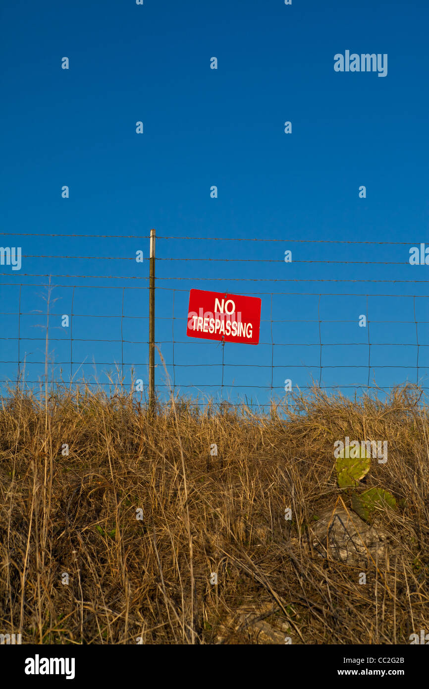 Barbwire recinto con nessun segno di intrusione Foto Stock