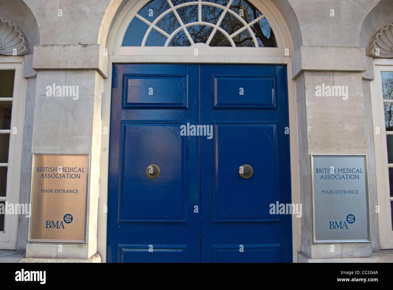 Ingresso della British Medical Association, bma, in Tavistock Square a Londra, Inghilterra Foto Stock