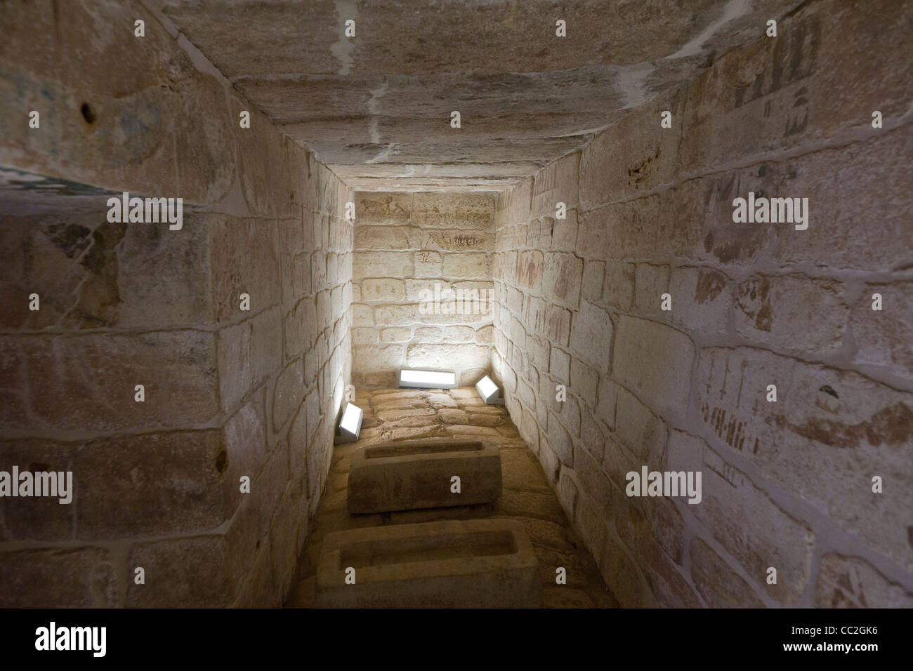 La camera di sepoltura nel mattone di fango mastaba di Khentika governatore la moglie e il figlio a Balat, Dakhla Oasis, Egitto Foto Stock