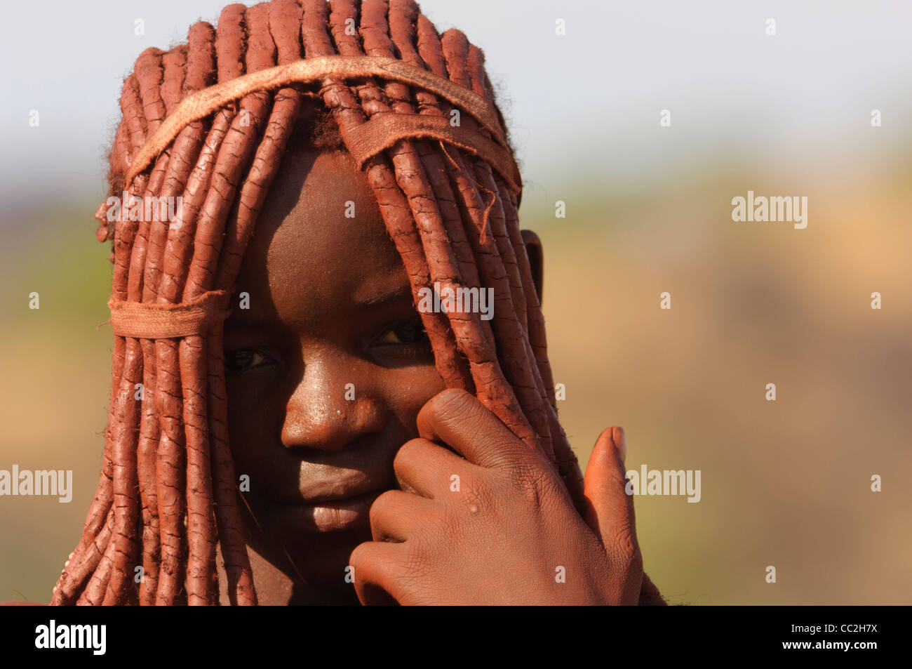 Giovane ragazza Himba vicino Ruacana Falls, Kaokoland, Namibia. Foto Stock