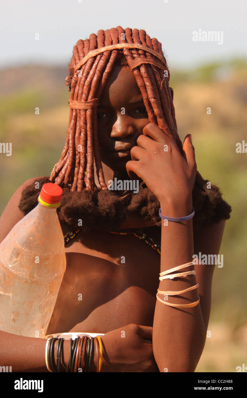 Giovane ragazza Himba vicino Ruacana Falls, Kaokoland, Namibia. Foto Stock