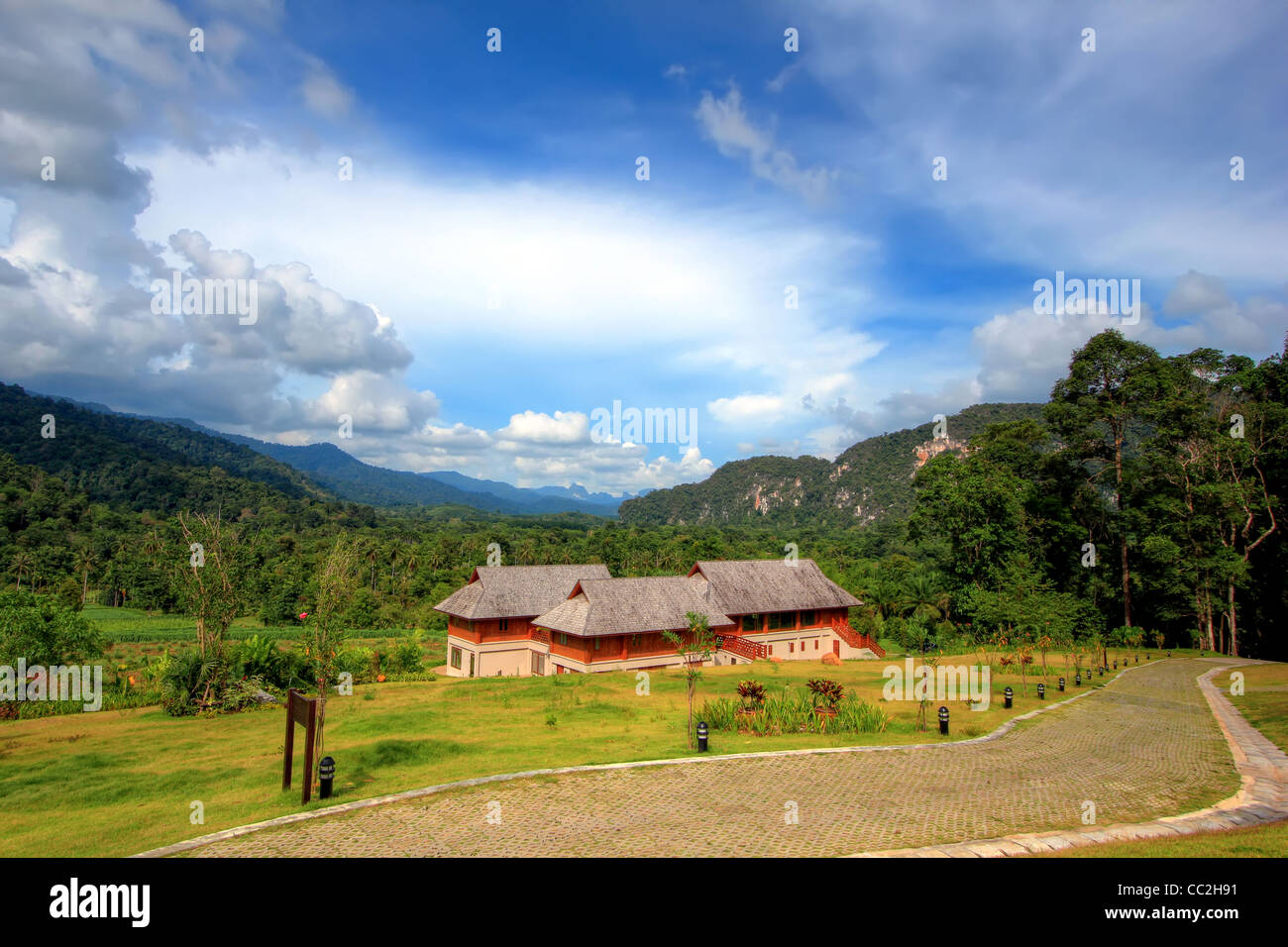 Vista valle dal Thanyamundra Eco Resort si trova affacciato Khao Sok National Park nel Sud della Thailandia. Foto Stock