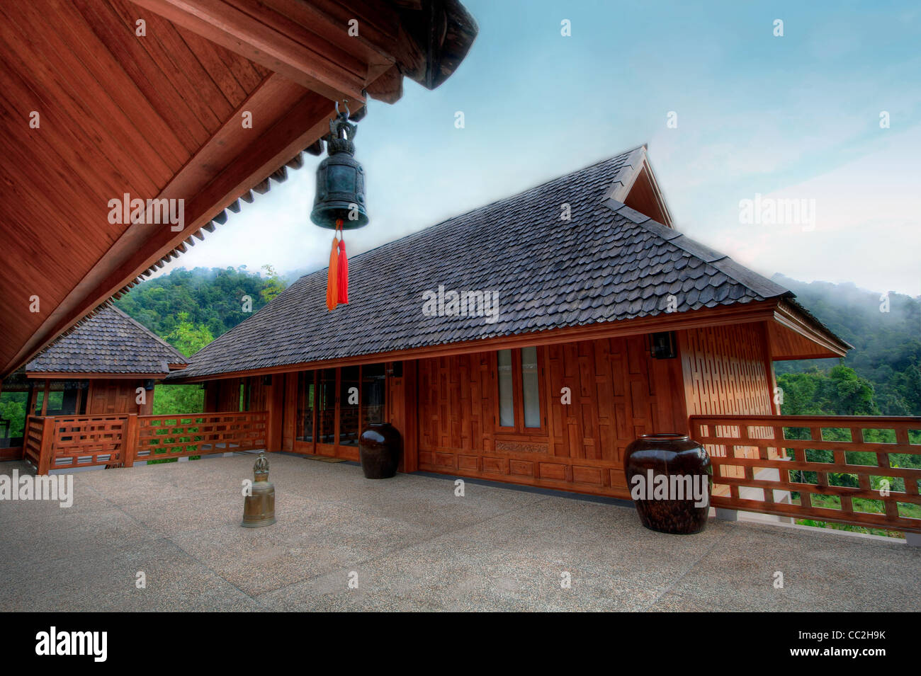 Cortile del Thanyamundra Eco Resort si trova affacciato Khao Sok National Park nel Sud della Thailandia. Foto Stock