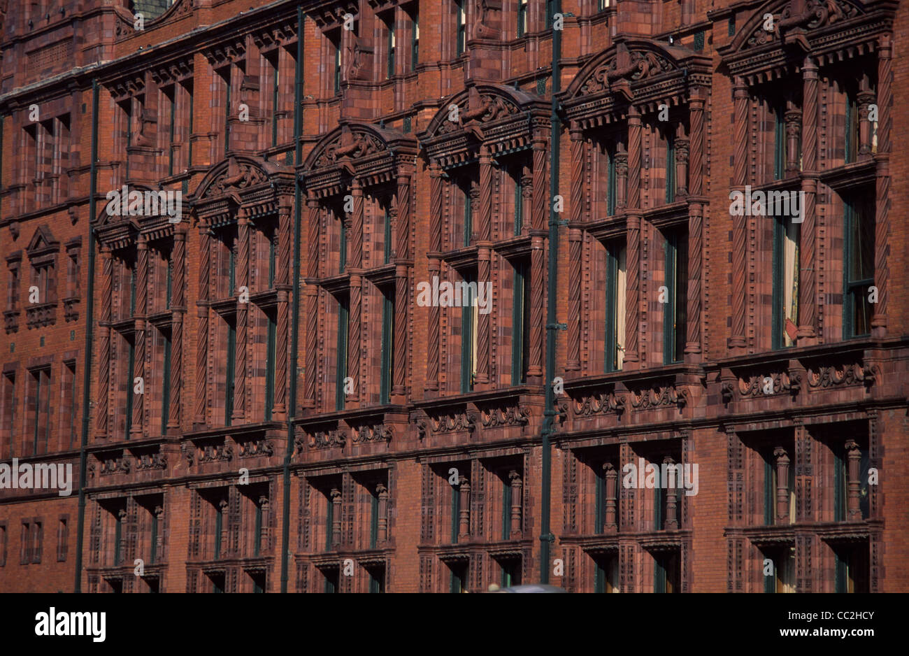 Regno Unito, Inghilterra, Manchester, architettura vittoriana, dettaglio di windows. Foto Stock