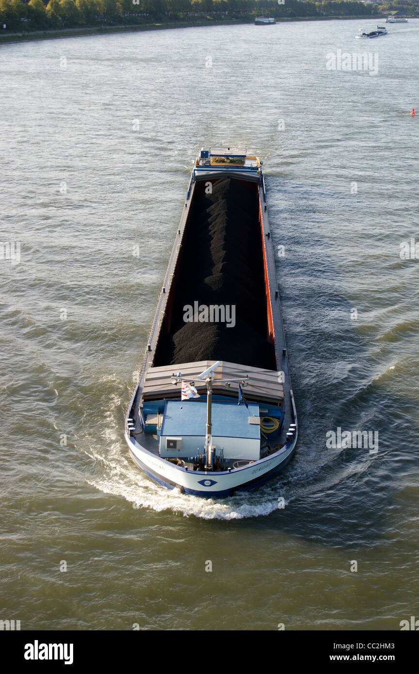 Un cargo nave da carico che trasportano carbone sul fiume Reno, Koln, Renania settentrionale-Vestfalia, Germania Foto Stock