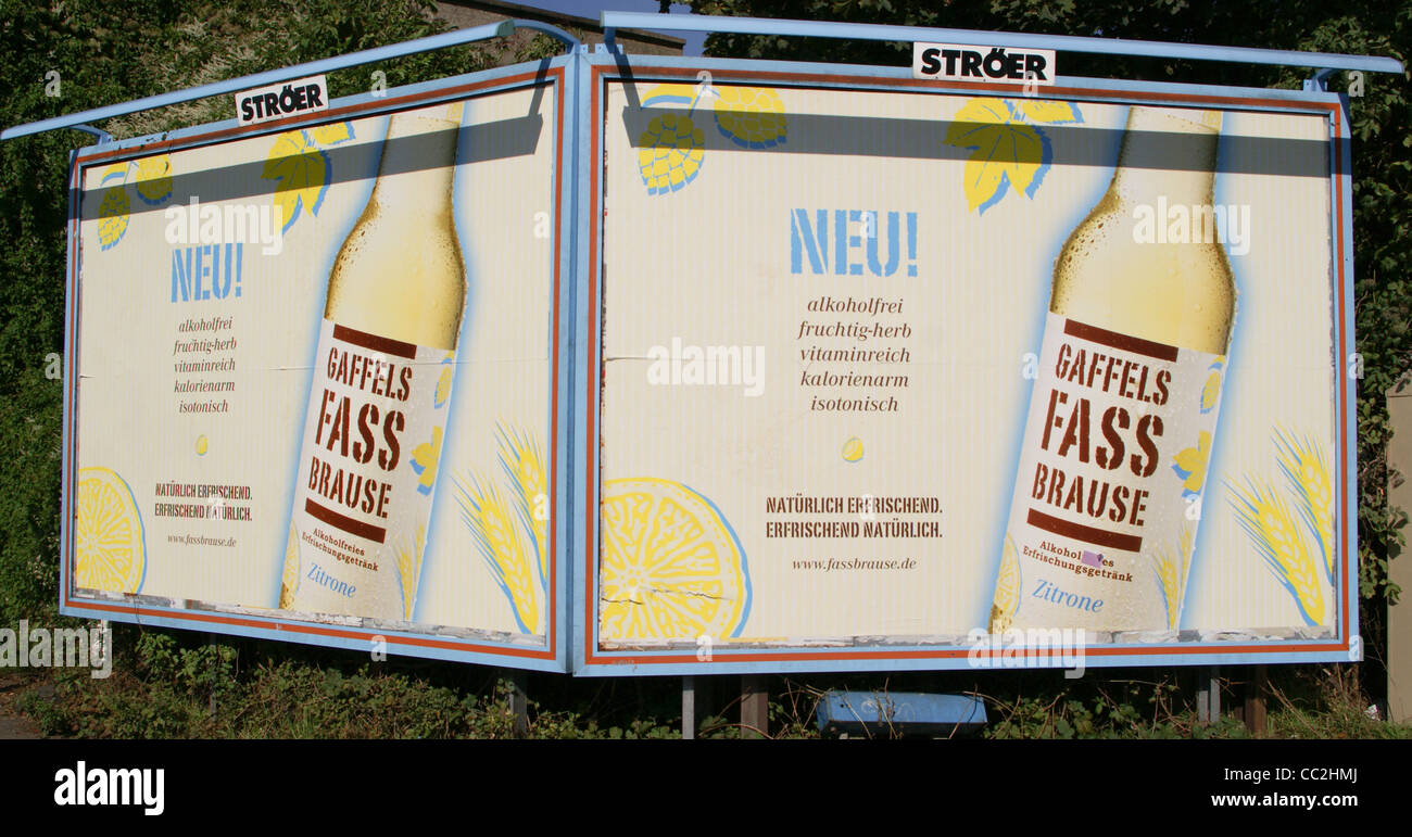Un cartellone pubblicitario per Gaffel Fassbrause, tedesco privo di alcool bere birra, Koln, Renania settentrionale-Vestfalia, Germania Foto Stock