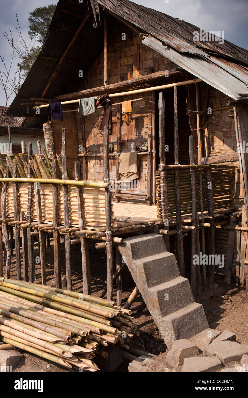 India, Arunachal Pradesh, Old Ziro, casa di villaggio oin palafitte costruiti con materiali naturali Foto Stock