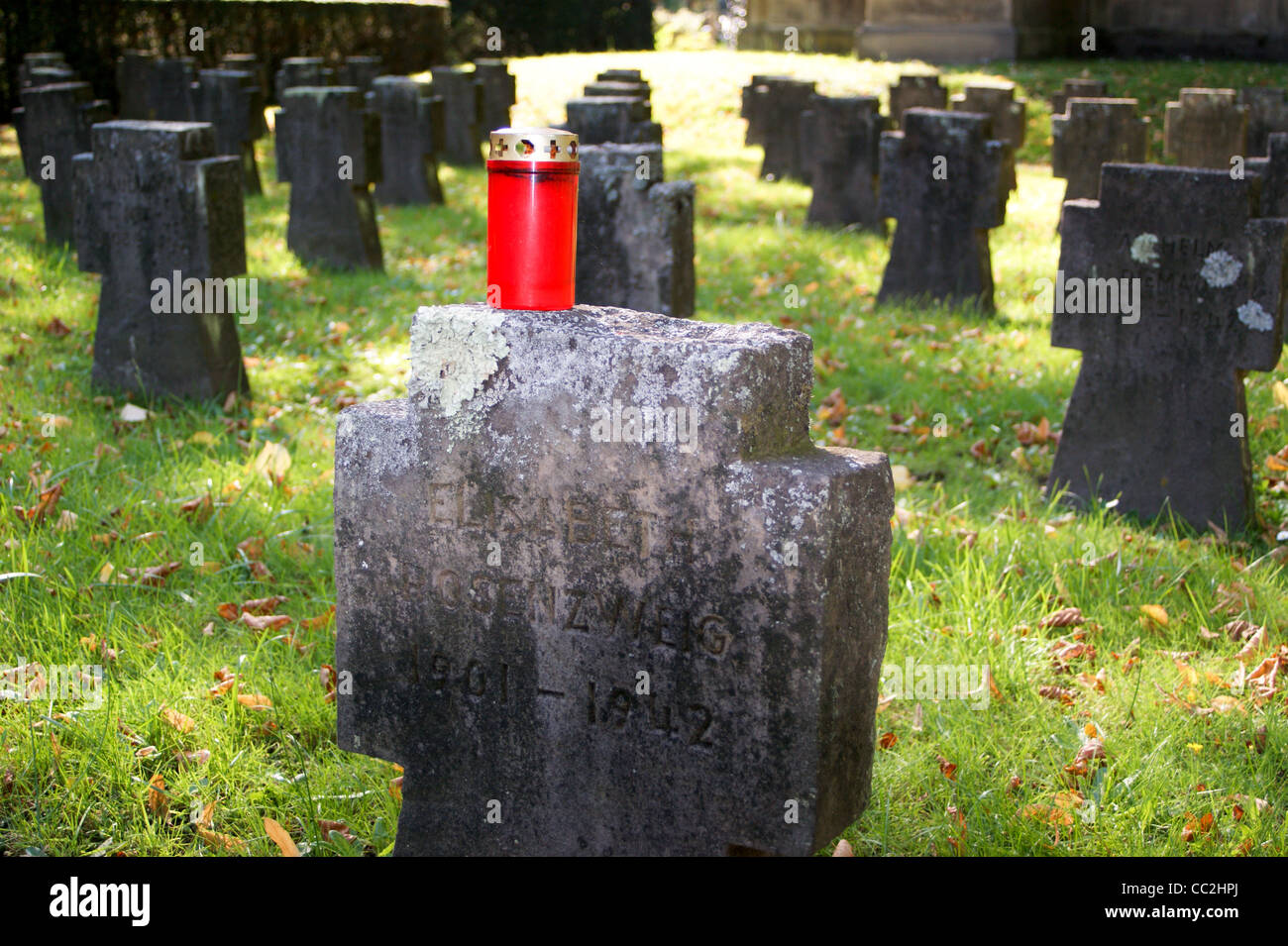 Tomba di pietra Elisabeth Rosenzweig 41 anni, ucciso nella RAF air raid 1942, cimitero Melaten, Koln, Renania settentrionale-Vestfalia, Germania Foto Stock