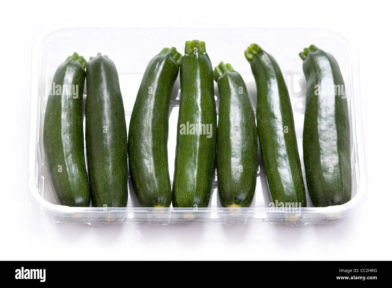 Zucchine Zucchine o isolato su un bianco di sfondo per studio Foto Stock