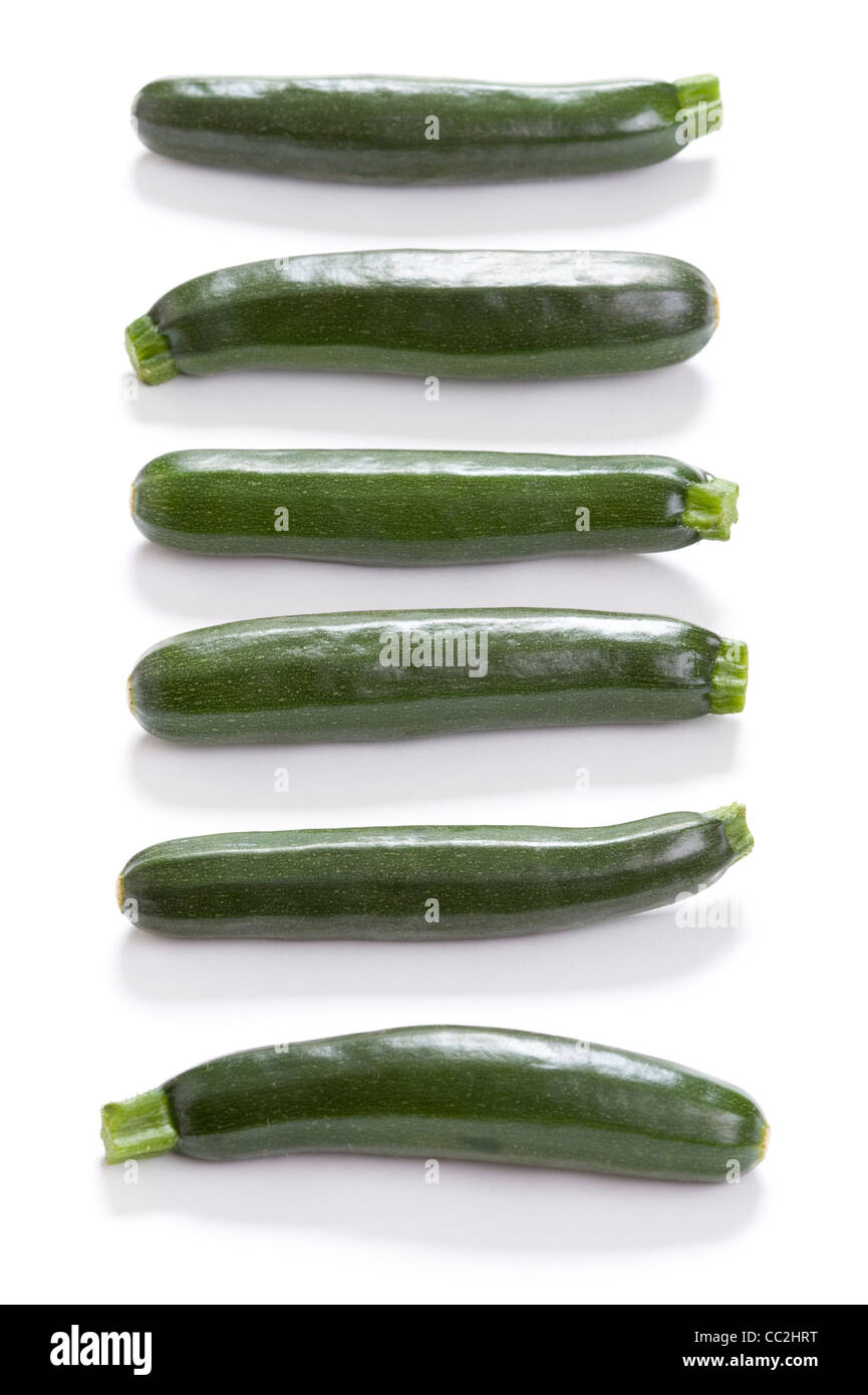 Zucchine Zucchine o isolato su un bianco di sfondo per studio Foto Stock