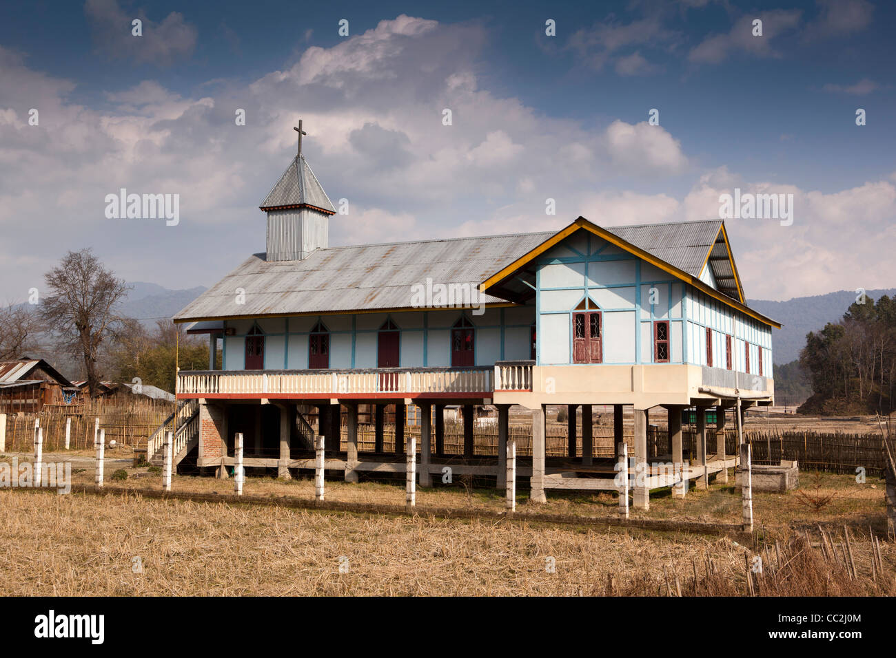 India, Arunachal Pradesh, il vecchio villaggio di Ziro nuova chiesa cristiana costruita su palafitte sul bordo del villaggio Foto Stock