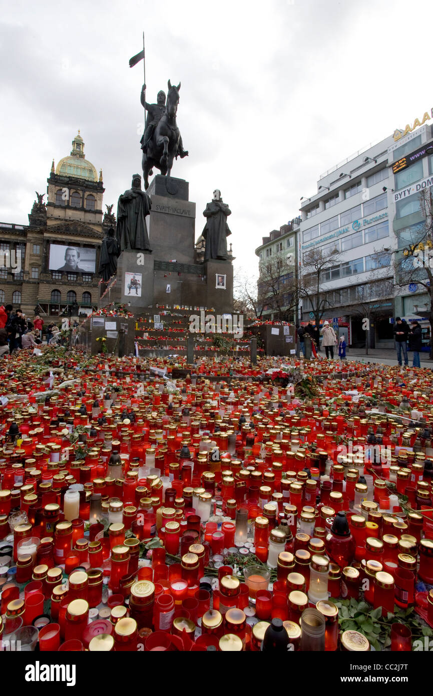 Piazza Venceslav con il lutto candele per Vaclav Havel Foto Stock