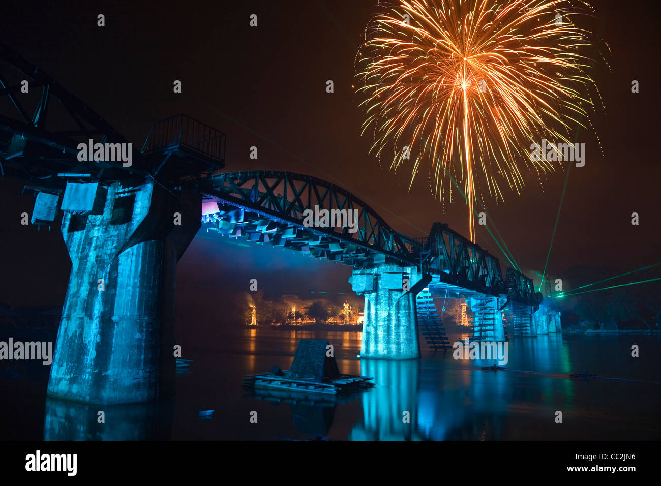 Fuochi d'artificio oltre la morte il ponte ferroviario (il ponte sul fiume Kwai). Kanchanaburi, Kanchanaburi Thailandia Foto Stock