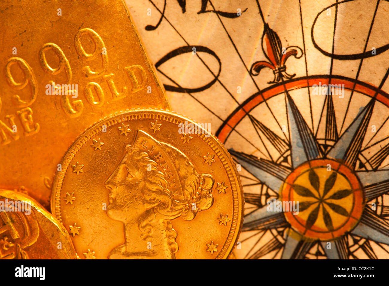 Mappa di antiquariato e monete, studio shot Foto Stock