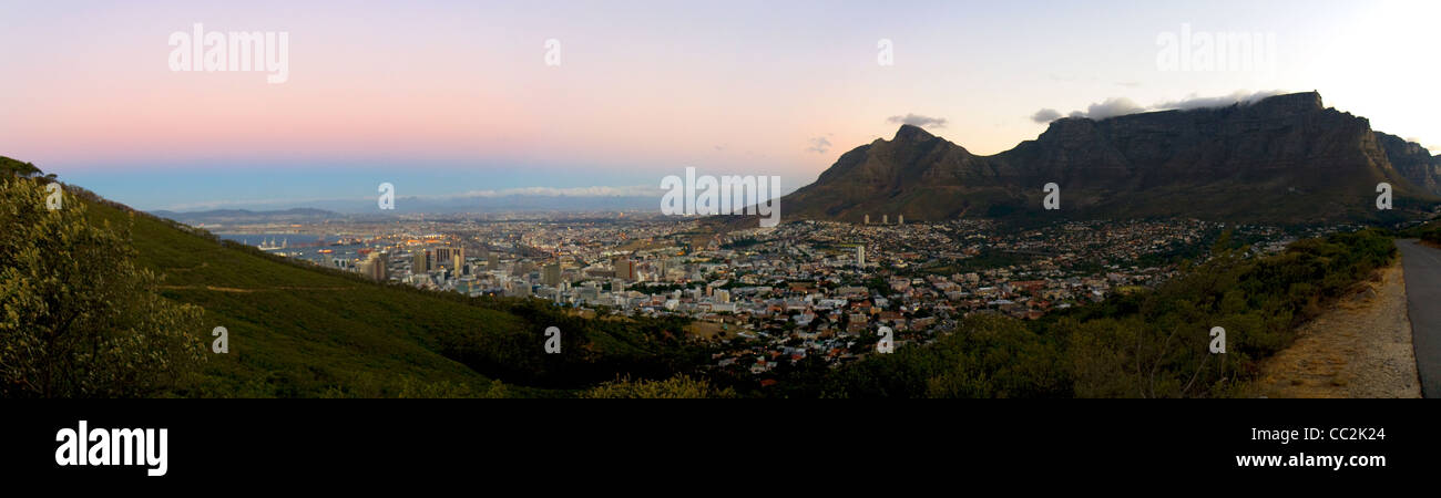 La vista della Città del Capo da Signal Hill aka Leone la groppa, un punto di riferimento flat-sormontato Hill si trova a Città del Capo. Foto Stock