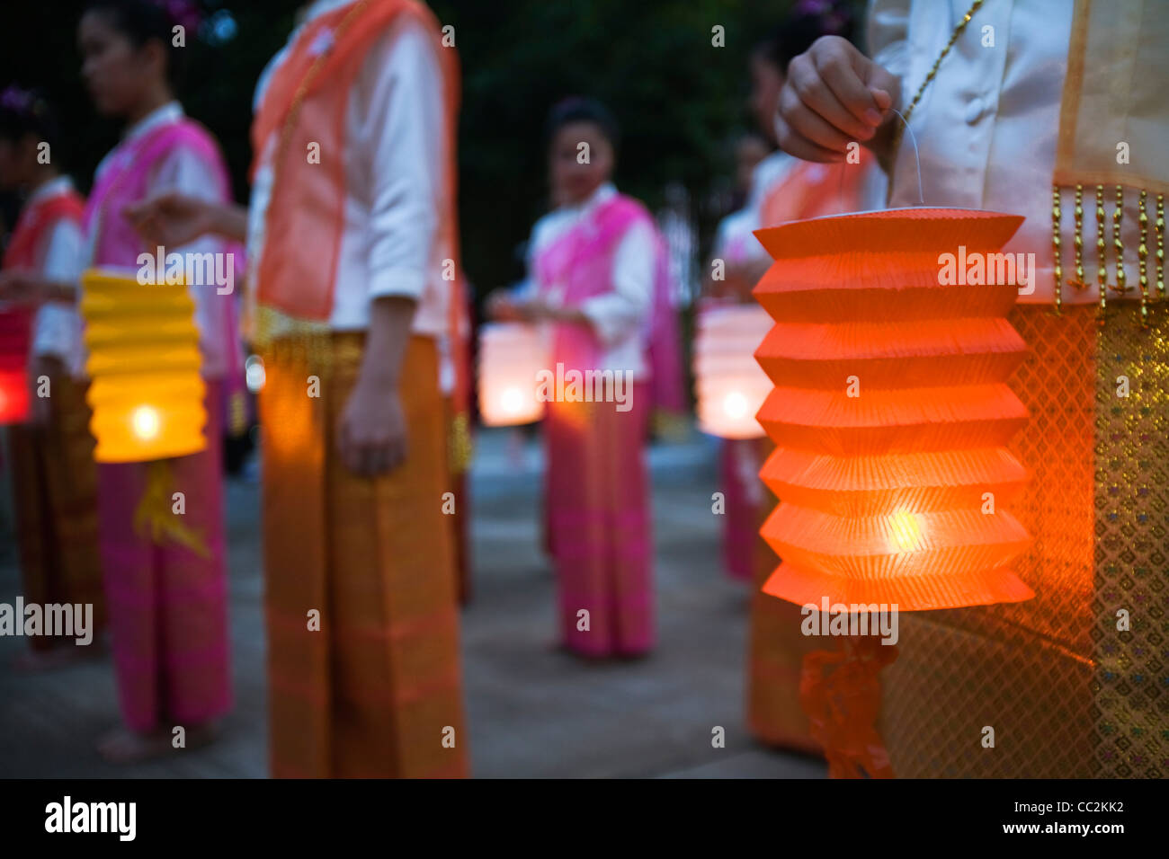 Donne azienda lanterne tradizionali durante il Yi Peng festeggiamenti. San Sai, Chiang Mai, Thailandia Foto Stock