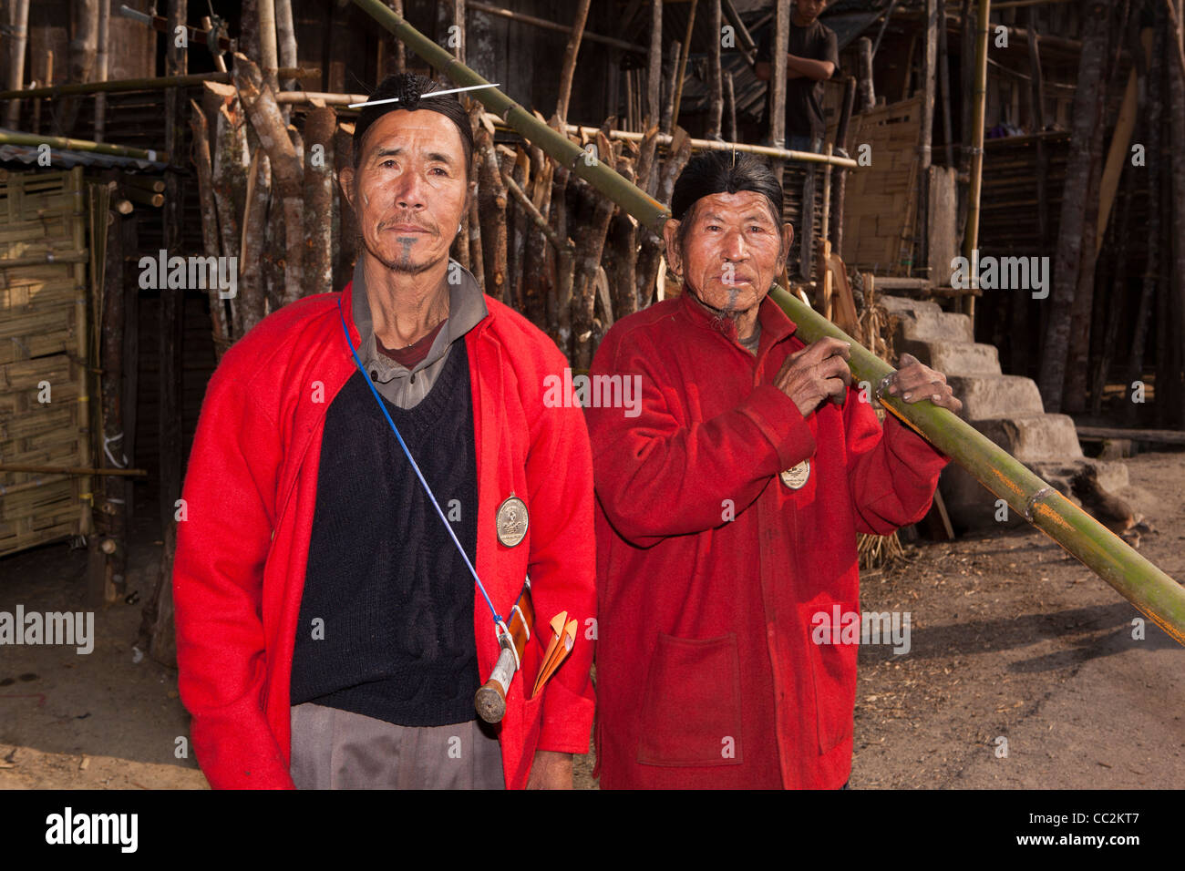 India, Arunachal Pradesh, Ziro Valley, Hong gli anziani del villaggio in rosso cappotti con tatuato mento Foto Stock