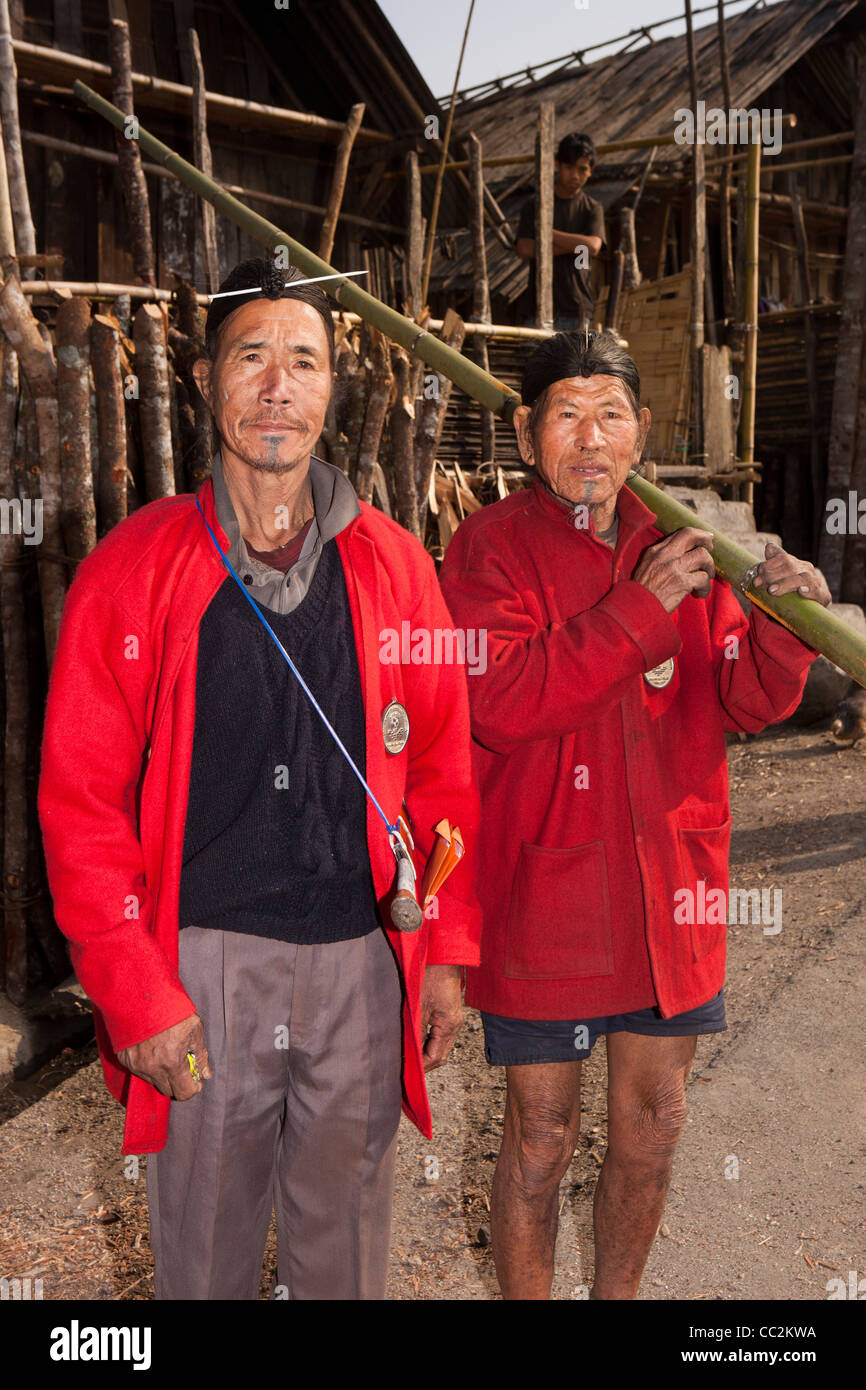 India, Arunachal Pradesh, Ziro Valley, Hong gli anziani del villaggio in rosso cappotti con tatuato i menti Foto Stock