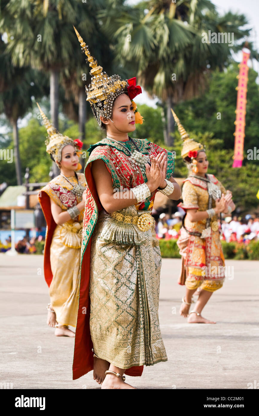 Danzatrici tailandesi di eseguire durante il festival di Loi krathong. Sukhothai, Sukhothai, Thailandia Foto Stock