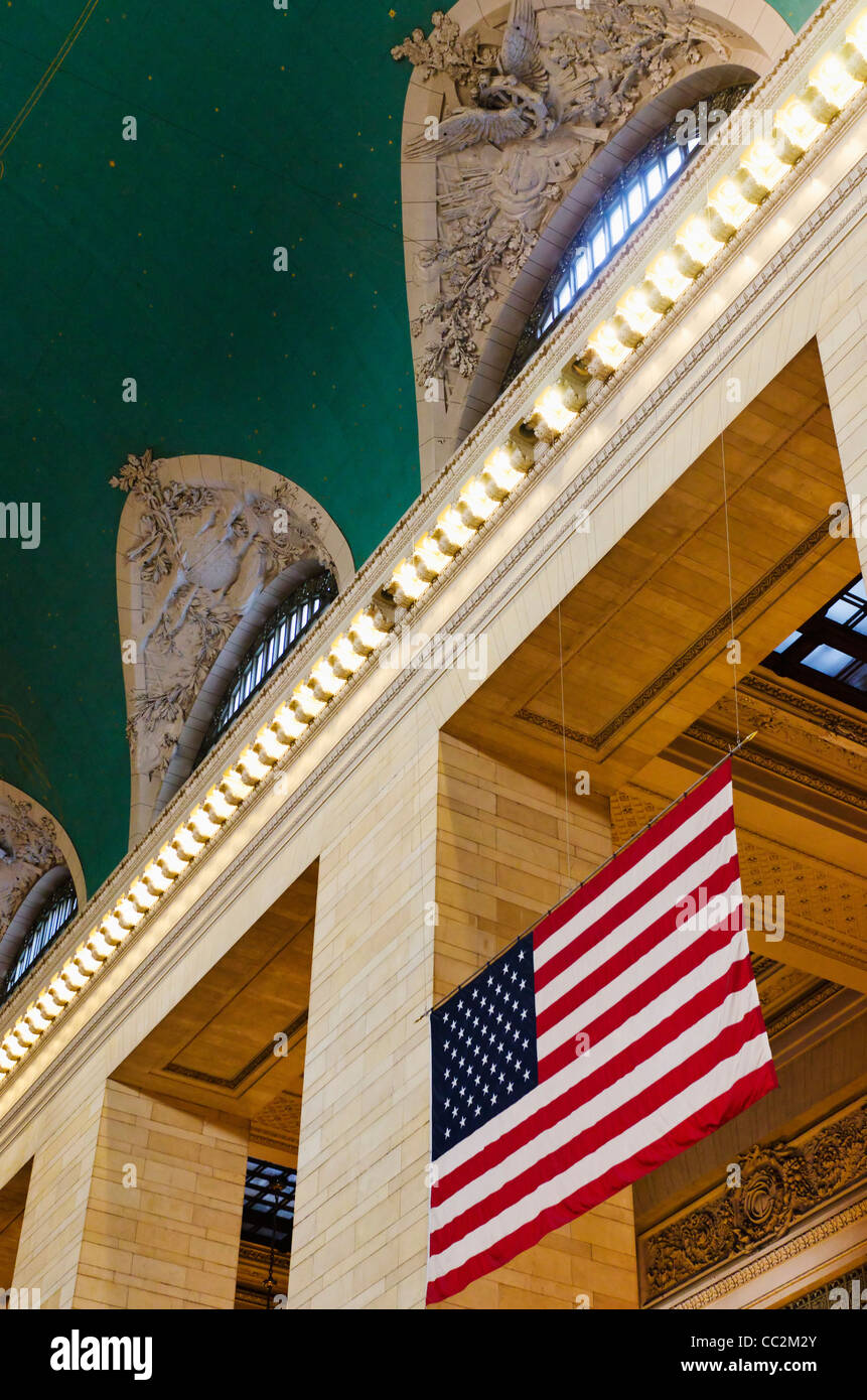 Stati Uniti d'America, nello Stato di New York, New York City, interno della Grand Central Station con la bandiera americana Foto Stock