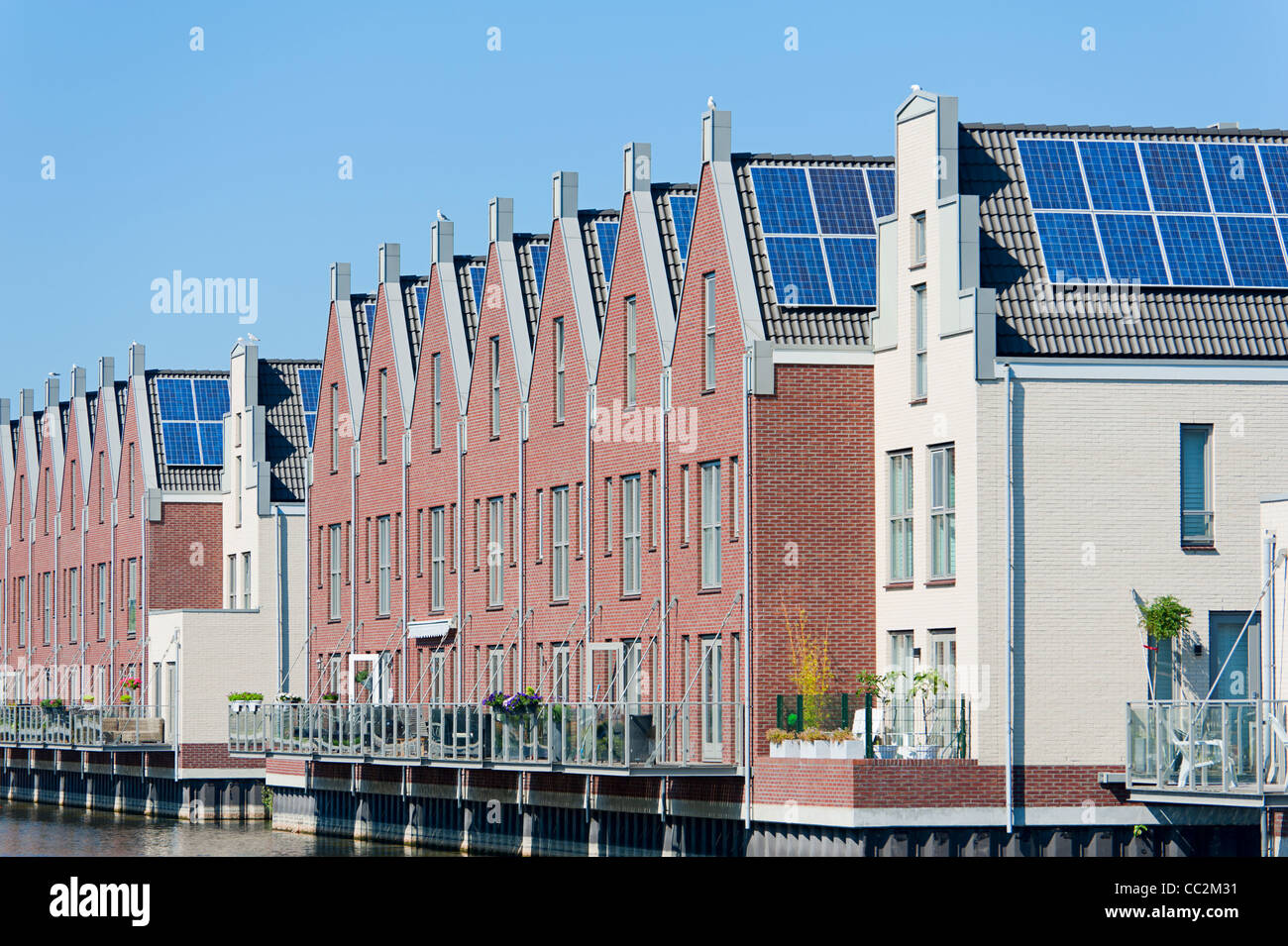 Moderne case olandesi con pannelli solari sul tetto Foto Stock